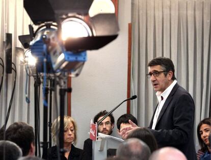 El exlehendakari y secretario de Acción Política y Ciudadanía del PSOE, Patxi López, durante su intervención en un encuentro con afiliados socialistas en Basauri.
