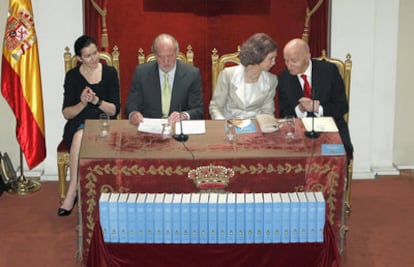 Los reyes Juan Carlos y Sofía, junto a la ministra de Cultura, Ángeles González-Sinde (i), y el director de la Real Academia de la Historia, Gonzalo Anes (d), durante el acto de presentación del gran Diccionario Biográfico Español