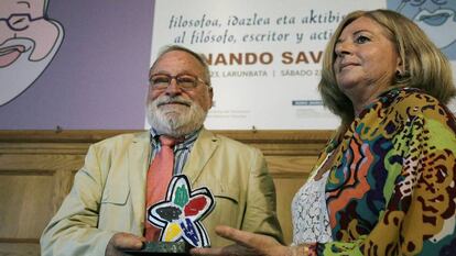 El filósofo Fernando Savater recibe el Premio Covite de manos de la presidenta de la asociación, Consuelo Ordóñez.