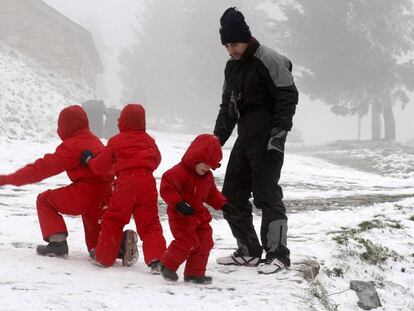 Una familia en la nieve caída en O Cebreiro