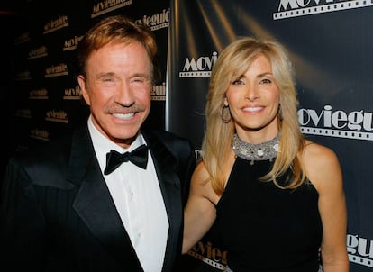 Chuck Norris con su mujer, la modelo Gena O'Kelley. Esta foto fue tomada en 2009 en California. En 2013 empezó la enfermedad de ella. La pareja tiene dos hijos gemelos de 18 años.