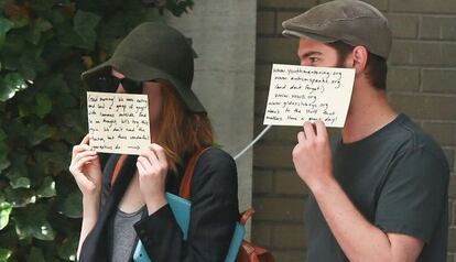 Los actores Emma Stone y Andrew Garfield, promotores de esta corriente de carteles-denuncia entre los famosos.