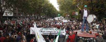 Manifestantes en el paseo del Prado, en Madrid, marchan con tractores hasta la estación de ferrocarriles de Atocha con una pancarta que dice "Piénsalo. Si el campo se arruina, todos perdemos".