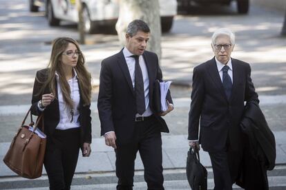 El abogado de Messi, Enrique Bacigalupo, a la derecha entrando a la Audiencia.