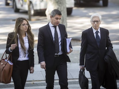 El abogado de Messi, Enrique Bacigalupo, a la derecha entrando a la Audiencia.