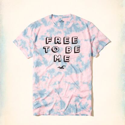 La marca también se suma a la moda de las camisetas con mensaje, como esta con estampado tie-die, para reivindicar la importancia de ser uno mismo: "free to be me".