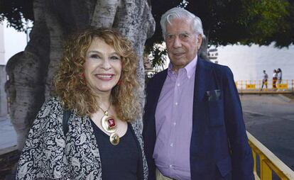 Los escritores Gioconda Belli y Mario Vargas Llosa, el martes en la isla de La Palma. 
 
