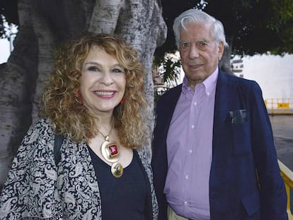 Los escritores Gioconda Belli y Mario Vargas Llosa, el martes en la isla de La Palma. 
 