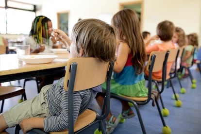 Alumnos y alumnas de un colegio en Fresnedillas de la Oliva, en la Comunidad de Madrid, en el comedor del colegio.