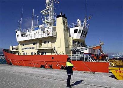 Un agente del puerto de Algeciras, ayer, junto al buque <i>Ares</i>.