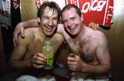 Paul Gascoigne y Paul Merson celebran un triunfo del Middlesbrough en el vestuario, en 1998.