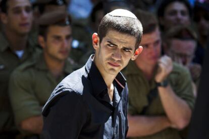 Amigos y familiares asisten al funeral de un militar israelí fallecido el jueves.