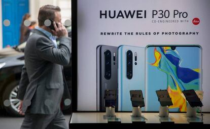 Un ciudadano británico camina al lado de una tienda que ofrece móviles Huawei en el centro de Londres, el pasado abril.