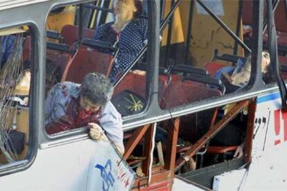 Tres israelíes yacen muertos en un autobús tras un atentado suicida en Jerusalén en mayo de 2003.