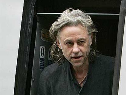 Bob Geldof, que organizó los conciertos contra la pobreza, a su llegada a Edimburgo ayer.