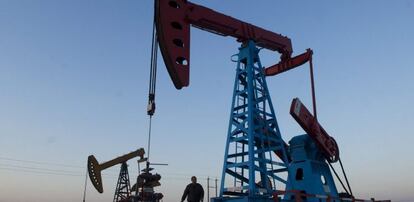Un trabajador bajo un pozo de petróleo en China.
