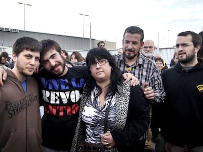 Daniel A. i Ismael B., a la sortida del centre penitenciari de joves, a la Roca del Vallès.