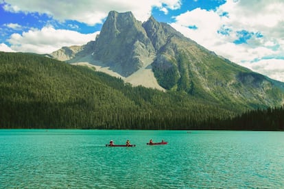 El espectacular Esmeralda, flanqueado por bosque y dominado por picos nevados, es un buen epítome de lago de alta montaña. Se sitúa en el parque nacional Yoho de Canadá, en la Columbia Británica, a unos 1.300 metros de altitud, rodeado de la cordillera President –integrada en las de las Montañas Rocosas–, Wapta y el monte Burgess. Cuando el guía canadiense Tom Wilson lo descubrió accidentalmente en 1882 confesó que se quedó sentado en su caballo disfrutando de “la rara y pacífica belleza del paisaje”. Debe su color esmeralda a finas partículas de sedimento glacial suspendidas en el agua. Agua que se congela de noviembre a junio y se puede bordear mediante una ruta senderista de poco más de cinco kilómetros.