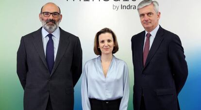 Fernando Abril-Martorell, presidente de Indra, junto a Cristina Ruiz, nueva consejera de la tecnológica, y Javier de Andrés, hasta ahora consejero delegado de la compañía.