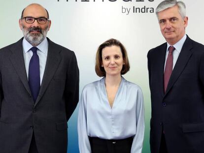 Fernando Abril-Martorell, presidente de Indra, junto a Cristina Ruiz, nueva consejera de la tecnológica, y Javier de Andrés, hasta ahora consejero delegado de la compañía.