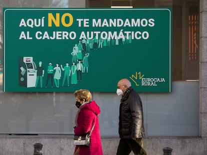 Publicidad de una entidad bancaria en una sucursal en Madrid.