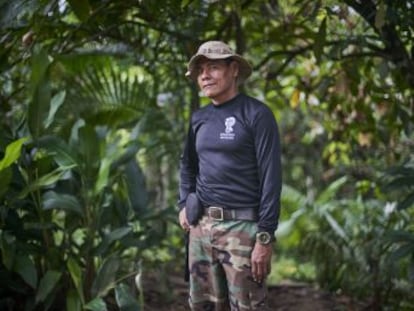 Este colombiano lleva años capacitando a jóvenes para trabajar en labores de protección medioambiental. Su historia es la novena de la serie  Rainforest Defenders , que presenta a líderes que luchan por la conservación de los bosques