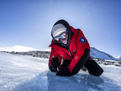 La glacióloga Veronica Tollenaar toma muestras en una zona de hielo azul en los Montes Ellsworth.