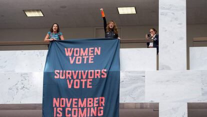 Dos mujeres despliegan una pancarta contra Brett Kavanaugh