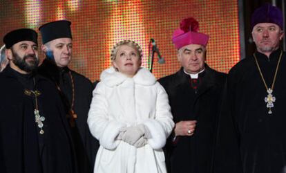 Yulia Timoshenko sigue el oficio religioso en la iglesia de Santa Sofía de Kiev.