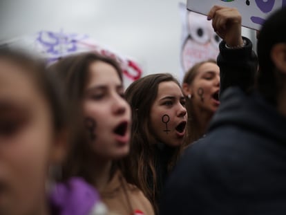 Concentración de estudiantes durante la manifestación feminista del 8 de marzo de 2018 en la Puerta del Sol de Madrid.