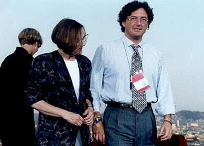 Javier Montemayor, junto a la directora Pilar Miró, en los días previos a la boda de la infanta Cristina, en Barcelona.