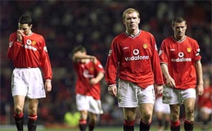 O&#39;Shea, Gary Neville (al fondo), Scholes y Keane, de izquierda a derecha, al final del partido.