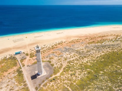 Vista aérea del faro de Morro Jable, en Pájara (Fuerteventura).