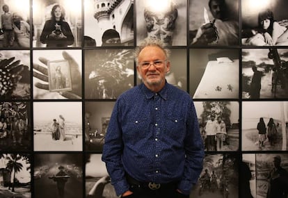 El fotógrafo australiano Max Pam, en su exposición en La Fábrica.