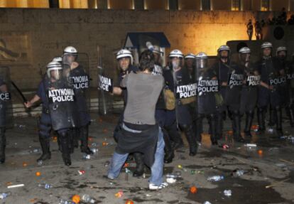 Un manifestante se enfrenta a la policía griega frente a la sede del Parlamento.