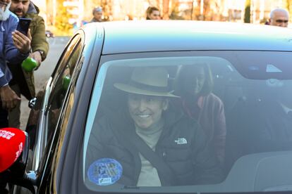 Raphael, en un automóvil tras haber recibido este viernes el alta hospitalaria.