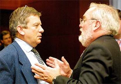 El ministro español de Agricultura, Miguel Arias Cañete, conversa con su homólogo francés, Jean Glavany, en Bruselas.