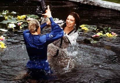 Krystle (Linda Evans) y Alexis (Joan Collins), en una de las esperadas peleas de gatas de la serie, esta vez en el estanque de nenúfares de la mansión Carrington lily pond. |