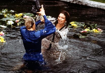 Krystle (Linda Evans) y Alexis (Joan Collins), en una de las esperadas peleas de gatas de la serie, esta vez en el estanque de nenúfares de la mansión Carrington lily pond. |