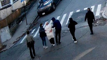Rumeysa Ozturk, una estudiante turca, es detenida arbitrariamente por agentes de ICE vestidos de civil, el 26 de marzo de 2025 en Sommerville, Massachusetts.