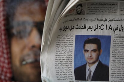 Un hombre lee un diario que muestra una foto del agente doble que atentó contra la CIA, en Ammán.