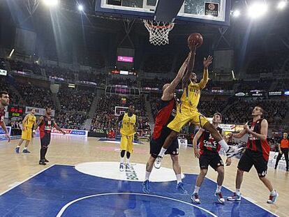 El jugador del Maccabi Ricky Hickman encesta.