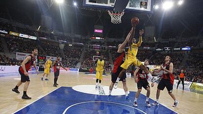 El jugador del Maccabi Ricky Hickman encesta.