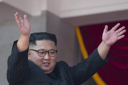 El lider norcoreano Kim Jong-un saluda al público en el desfile militar de los 70 años desde la fundación de Pyongyang.