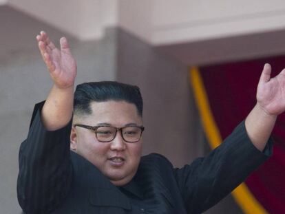 El lider norcoreano Kim Jong-un saluda al público en el desfile militar de los 70 años desde la fundación de Pyongyang.