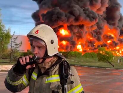 Un bombero, ante el incendio del depósito de combustible atacado con drones en Sebastopol (Crimea), en una captura de un vídeo publicado por el gobernador instalado por Rusia en la ciudad.