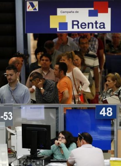 Inicio de la campaña de la Renta 2013, en la sede de Guzmán el Bueno, en Madrid.