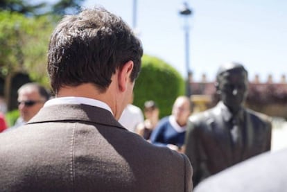 Albert Rivera, en Ávila, junto a la estatua de Adolfo Suárez. 