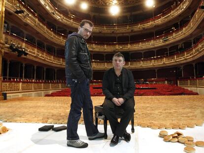 El director y dramaturgo Rodrigo García (izquierda) y el pianista Marino Formenti, ayer sobre el escenario del teatro María Guerrero.