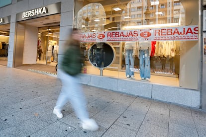 Una mujer pasa ante un escaparate con artículos de rebajas en Zaragoza, el pasado día 10.